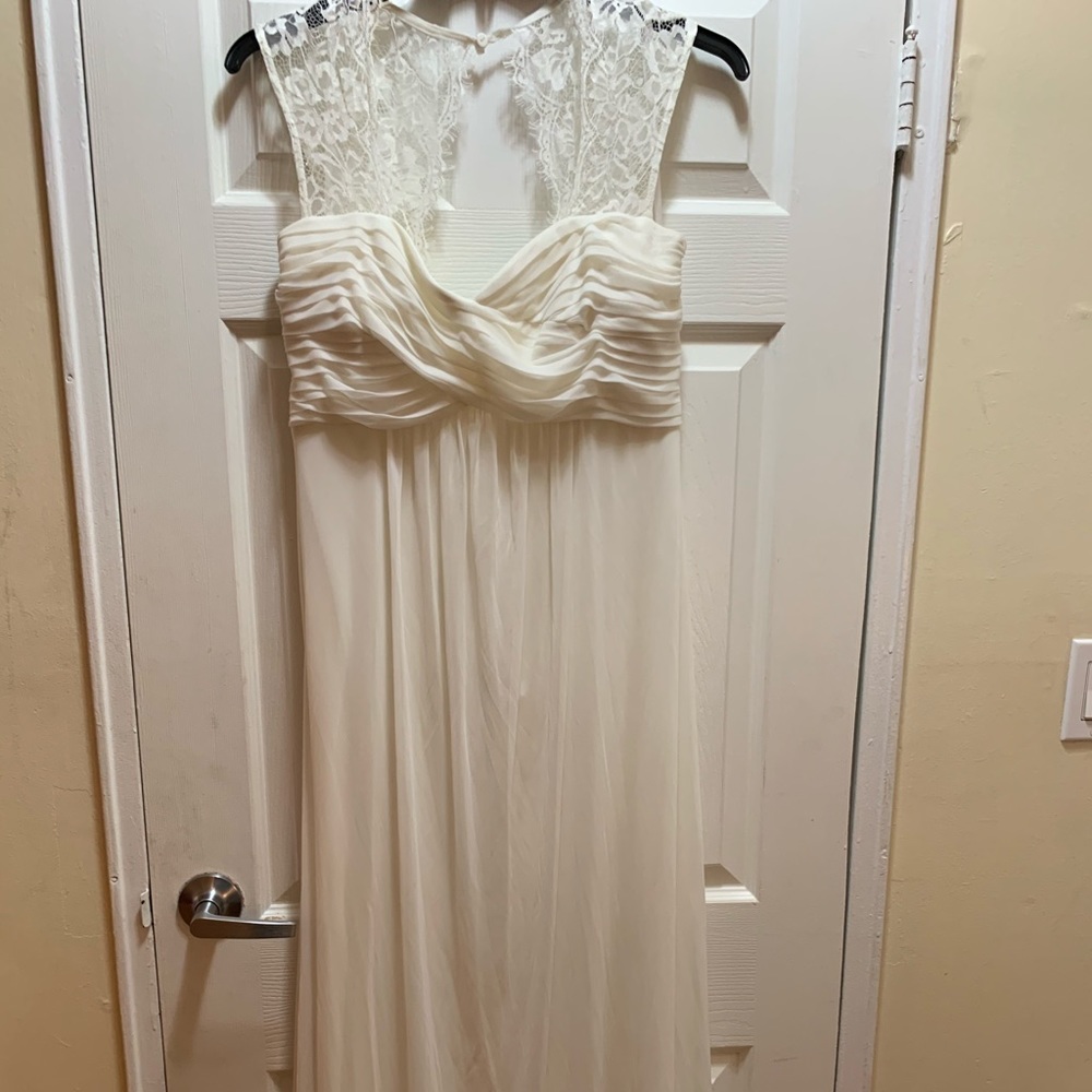 NEW ⭐️ White lace gown